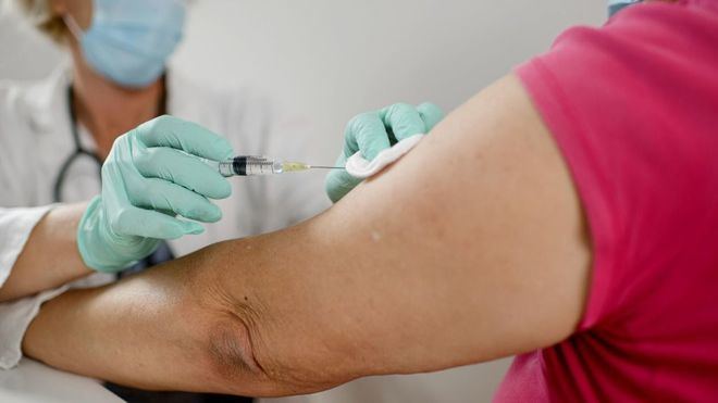 La cuarta dosis para toda la población llegará en otoño