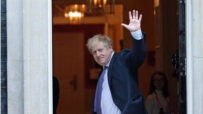Miembros del Gabinete de Johnson acuden a Downing Street para pedirle su dimisión