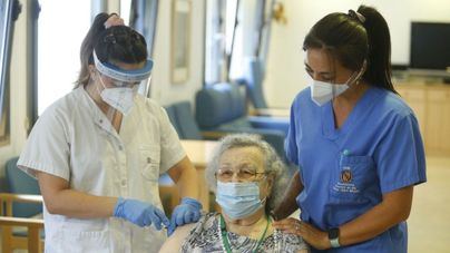 Sanidad apuesta por inocular la cuarta dosis a mayores a mediados de septiembre