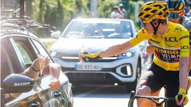 Vingegaard celebra el Tour y Philipsen gana en los Campos Elíseos