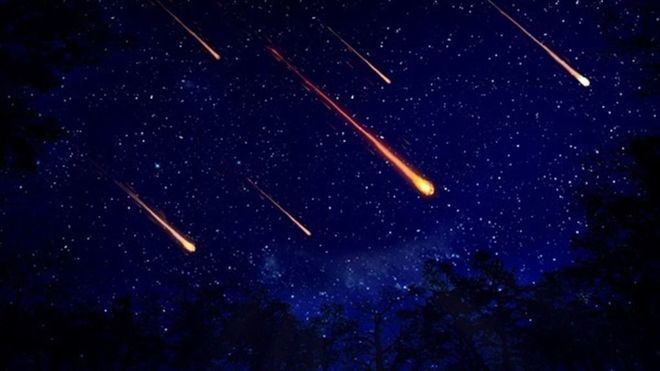 Noche de Luna llena y estrellas fugaces