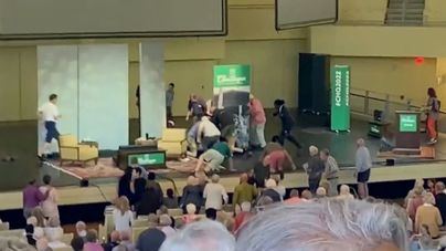 Retiran el respirador a Salman Rushdie tras el apuñalamiento durante una presentación