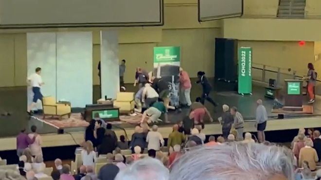 Retiran el respirador a Salman Rushdie tras el apuñalamiento durante una presentación