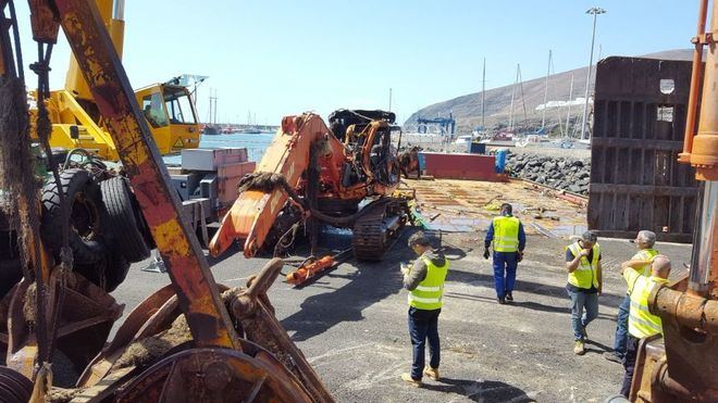Los trabajos en Gran Tarajal han permitido reflotar una embarcación