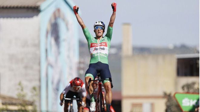 Enric Mas se mantiene tercero en la Vuelta en el gran día de Mads Pedersen