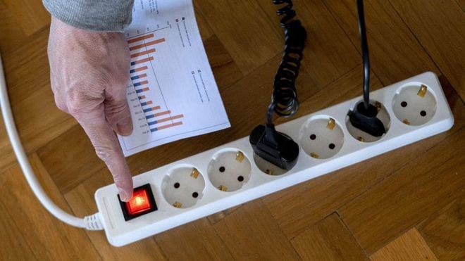 El precio de la luz se desploma un 36,4 por ciento este domingo