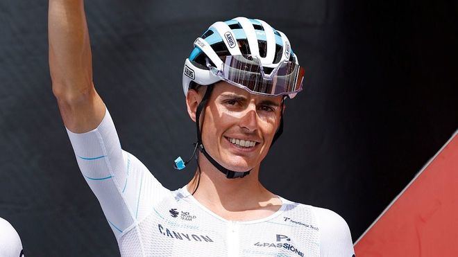 Mas, ahora segundo, mantiene distancias con el líder, Remco Evenepoel