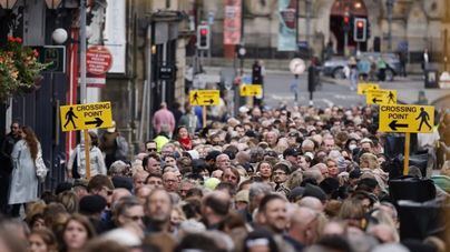 Colas de 35 horas para visitar la capilla ardiente de la Reina Isabel II en Londres