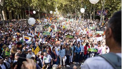 Miles de personas toman las calles en Barcelona en defensa del español
