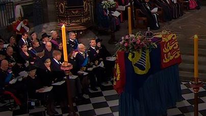 Sentados juntos en el funeral de Isabel II: Primera foto de los Reyes con los eméritos desde 2020