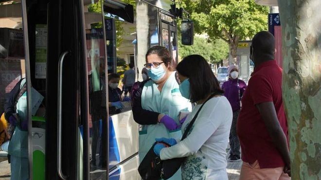 El transporte público reclama que la mascarilla deje de ser obligatoria