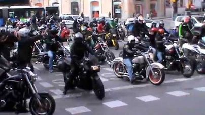 Los motoristas protestan contra la "incapacidad de la Administración" para reducir los accidentes