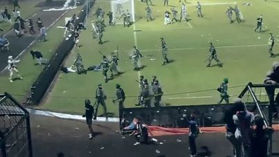 Al menos 129 muertos en los disturbios ocurridos en un partido de fútbol en Indonesia