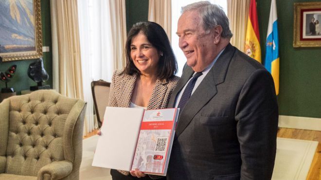 El Diputado del Común entrega su Informe Anual 2017 a la presidenta del Parlamento de Canarias