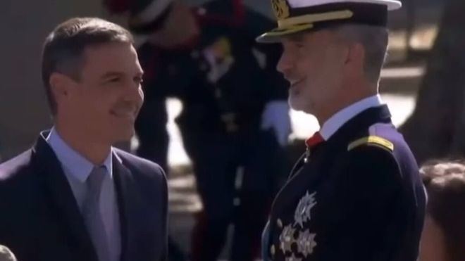Sánchez hace esperar a los Reyes y recibe abucheos e insultos de la ciudadanía