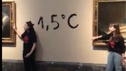 Dos activistas ecologistas se pegan a 'Las Majas' de Goya del Prado