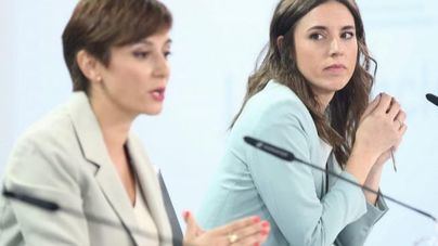 La portavoz del Gobierno se pone del lado de los jueces mientras Podemos mantiene el pulso