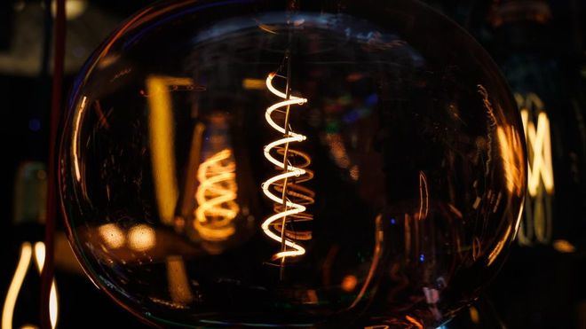 La tarifa eléctrica cae un 50 por ciento y alcanza el precio más bajo este año