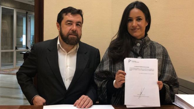 Miguel Gutiérrez y Begoña Villacís durante el registro de la Ley para combatir la ocupacio?n ilegal