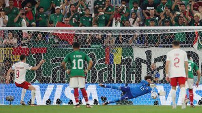 Ochoa detiene un penalti a Lewandowsky para evitar la derrota de México