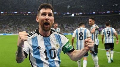 Argentina salva su primer 'match ball' con golazo y asistencia de Messi