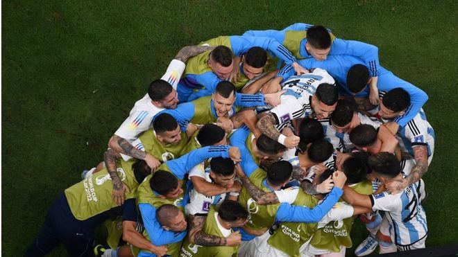 Argentina sella con suspense su pase a la penúltima ronda