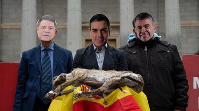 Activistas colocan un galgo muerto en las manos de un modelo con la careta de Pedro Sánchez