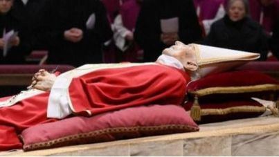 Miles de fieles se despiden de Benedicto XVI