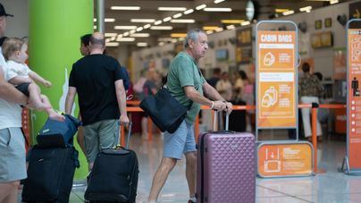 Expertos de Funcas proponen un nuevo impuesto a los billetes de avión