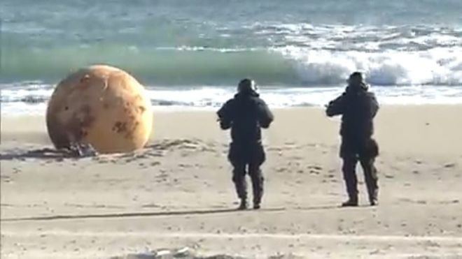 Misteriosa bola de hierro en la costa de Japón
