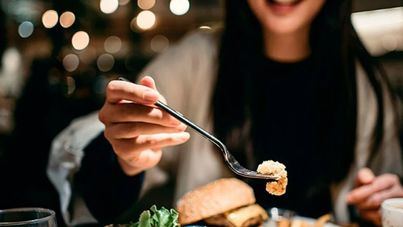 Cenar tarde y en abundancia, peor que el cambio de hora