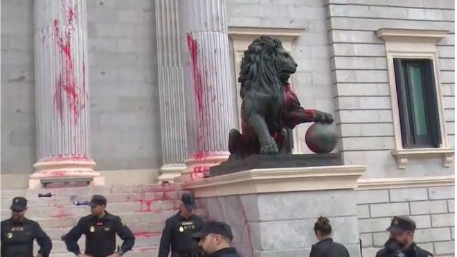 Activistas por el clima arrojan pintura roja a los leones del Congreso