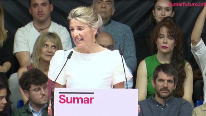 Díaz lanza su candidatura arropada por una docena de partidos pero sin Podemos