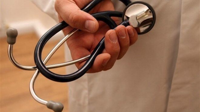 Guardias obligatorias de médicos hasta los 60 años