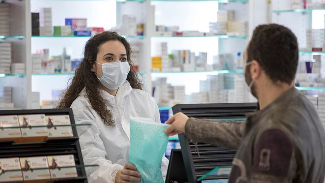 Adiós a las mascarillas también en farmacias y centros sanitarios