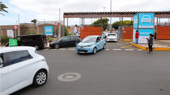 Una caravana de vehículos eléctricos para promover su uso pone el broche al Salón del motor eléctrico