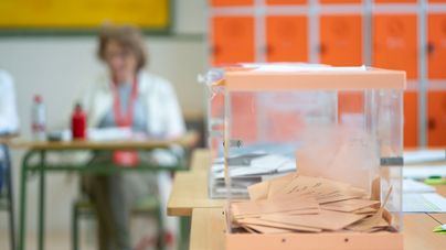 Los colegios electorales se arman de agua y ventiladores