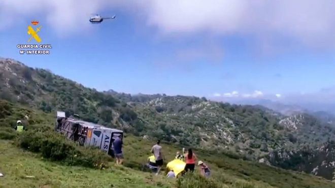 Una guagua con 48 personas a bordo se despeña en Asturias