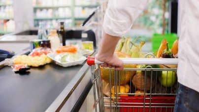 Marcas blancas y supermercados ganan terreno a la compra "a golpe de clip"