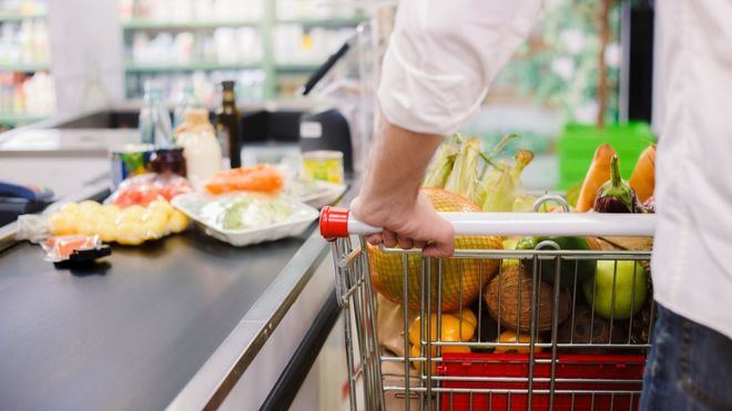 Marcas blancas y supermercados ganan terreno a la compra 'a golpe de clip'