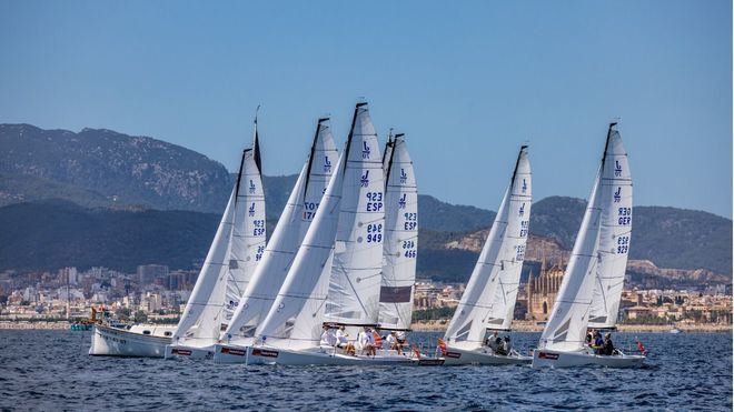 El Aifos de Felipe VI sube por primera vez al podio