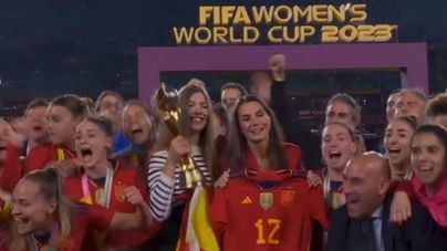 La Reina Letizia y la Infanta Sofía celebran el título a ras de césped