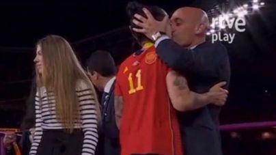 Luis Rubiales y el polémico beso a Jenni Hermoso: las redes arden