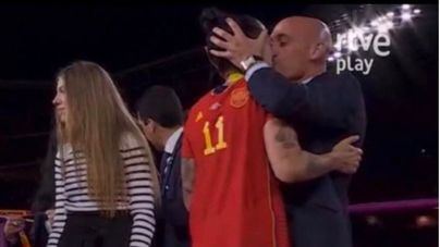 Rubiales pide "perdón" por su beso a Jenni Hermoso