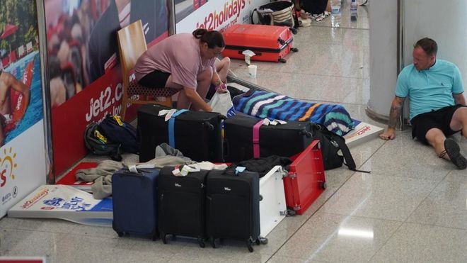 Pasajeros haciendo tiempo en el aeropuerto de Son Sant Joan.