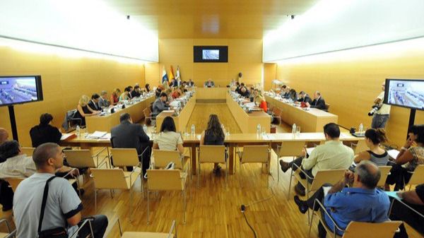 CC, PSC y PP en el Cabildo de Tenerife se niegan a verificar sus títulos académicos