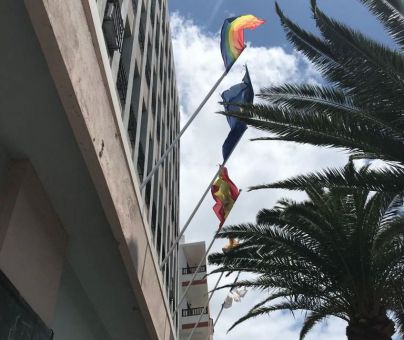 La bandera del colectivo LGTBI+ ya ondea en la fachada del Cabildo de La Palma