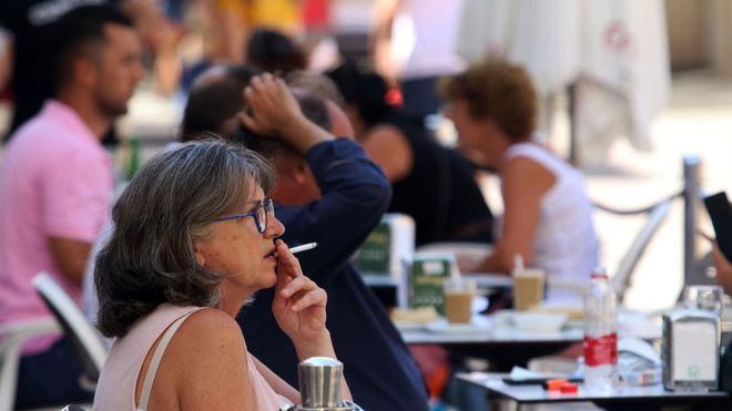 Sanidad retoma la ley antitabaco y planea prohibir fumar en las terrazas