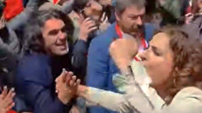 Los líderes socialistas se echan a la calle para saludar a los militantes
