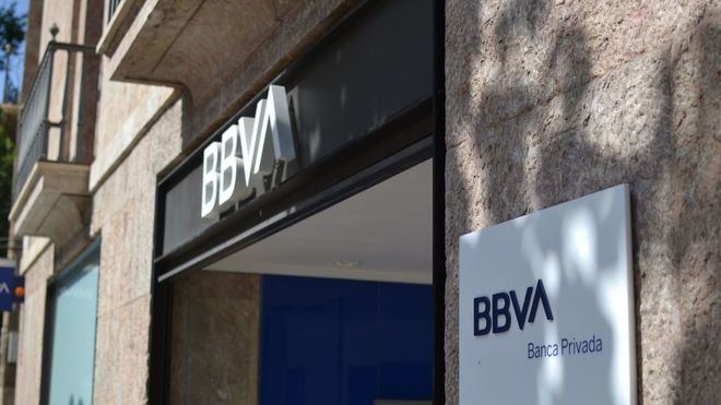 BBVA negocia una fusión con el Sabadell